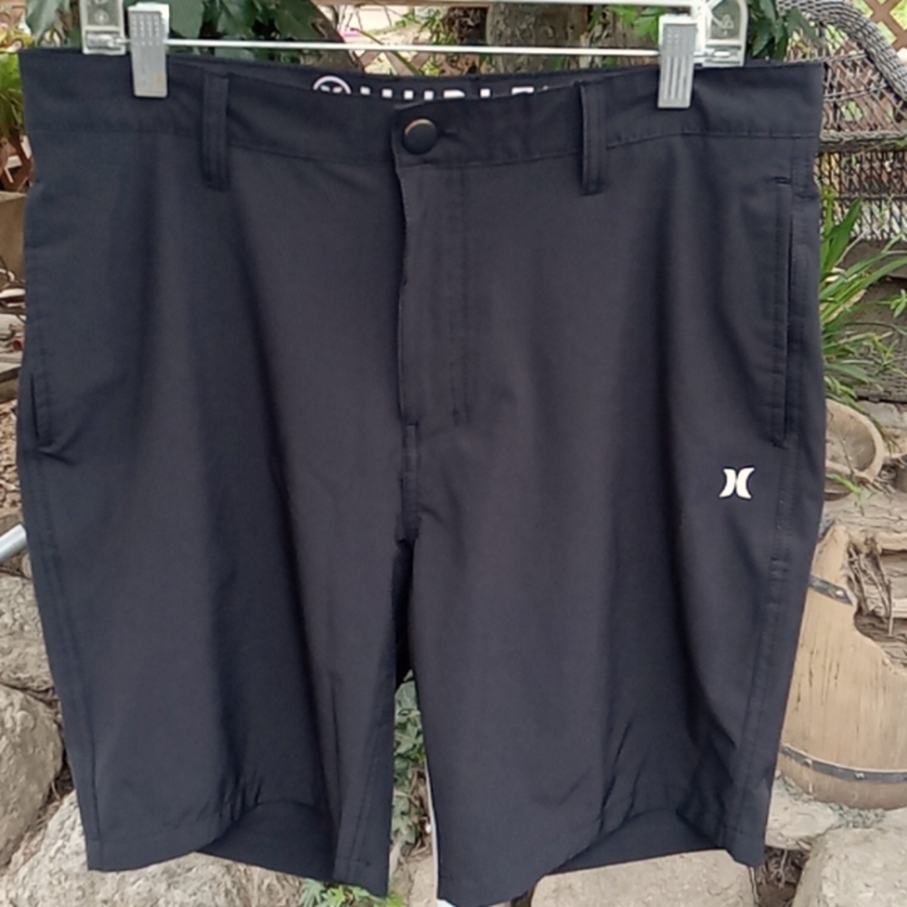 HURLEY Short size 34 good condition, black.